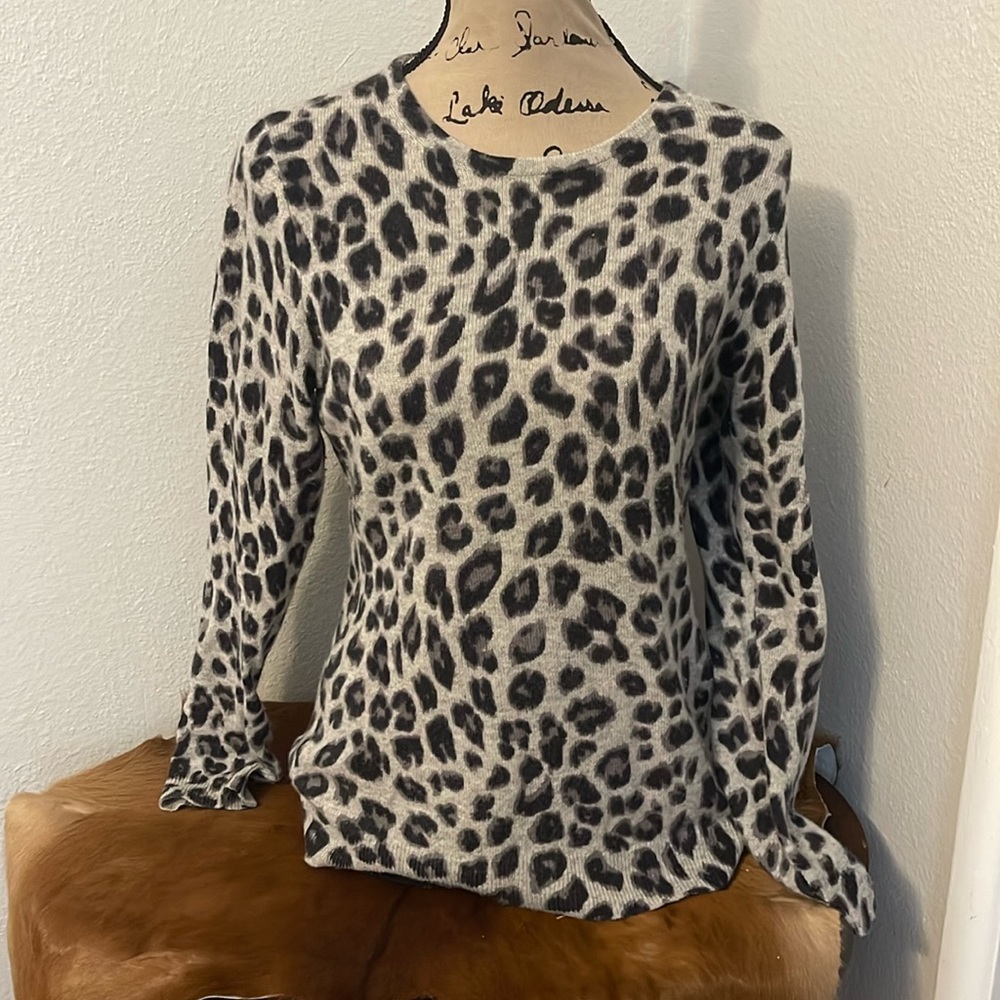 Charter Club Luxury Cashmere Grey Leopard Sweater Crew Neck Long Sleeve Medium